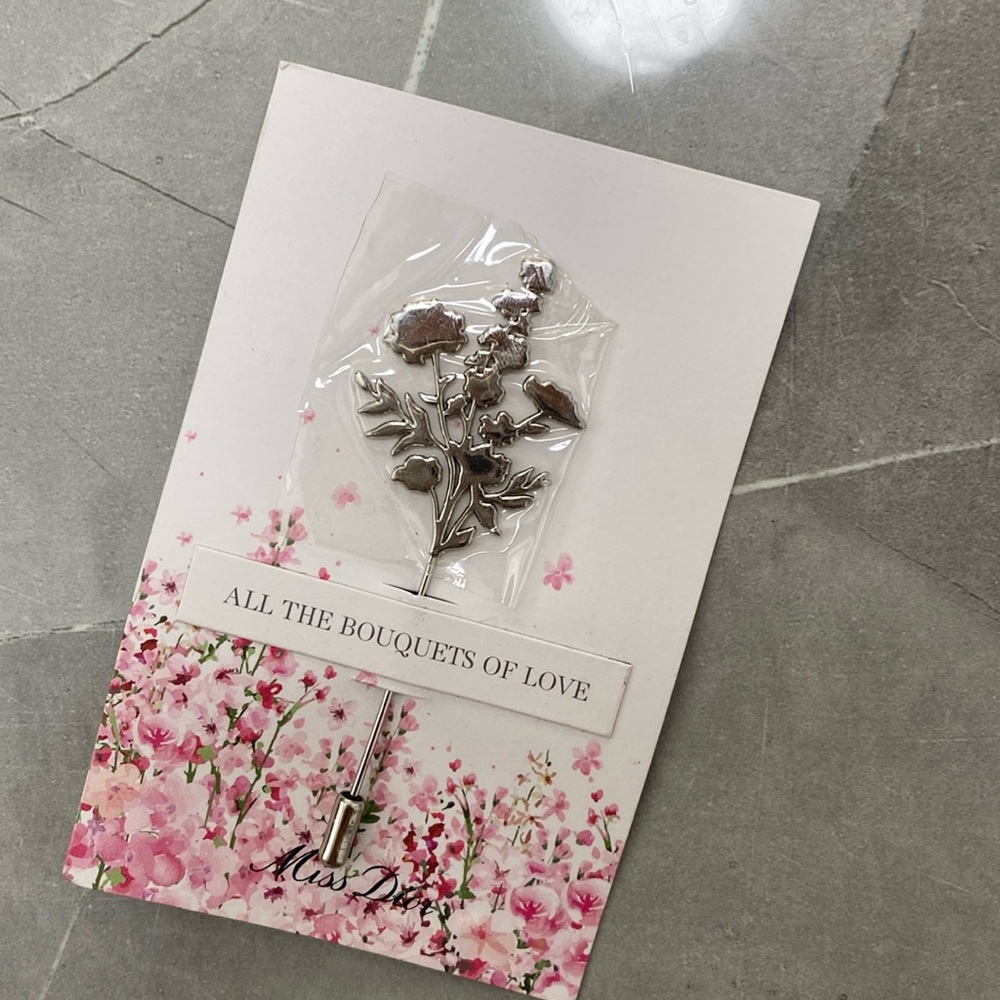 Miss Dior Bouquets of Love Pin